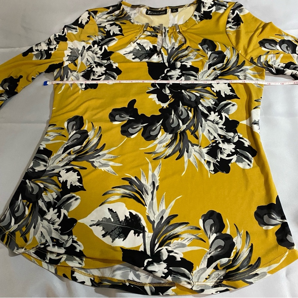 7th Avenue NY&Co Mustard Floral Keyhole Top | 3/4 Sleeve | Small - Picture 6 of 14